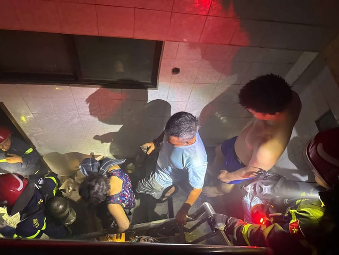 Cháy tiệm bánh ở TPHCM, cứu hai người bị mắc kẹt - Ảnh 2.