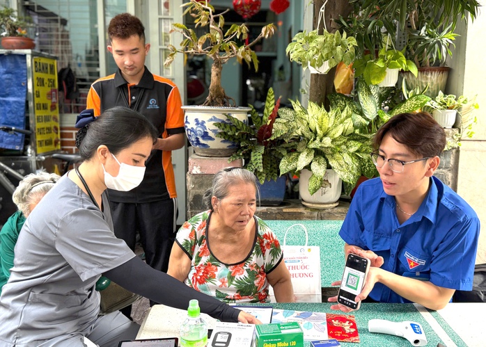 TPHCM: Phường Xu&acirc;n H&ograve;a cho b&aacute;c sĩ đến tận nh&agrave; kh&aacute;m bệnh cho người d&acirc;n - Ảnh 1.