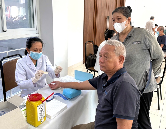 TPHCM: Phường Xu&acirc;n H&ograve;a cho b&aacute;c sĩ đến tận nh&agrave; kh&aacute;m bệnh cho người d&acirc;n - Ảnh 2.