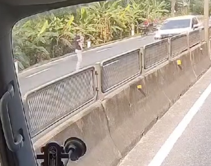 T&agrave;i xế cứu b&eacute; g&aacute;i giữa Quốc lộ 1 h&agrave;nh động dũng cảm đ&aacute;ng được biểu dương - Ảnh 1.