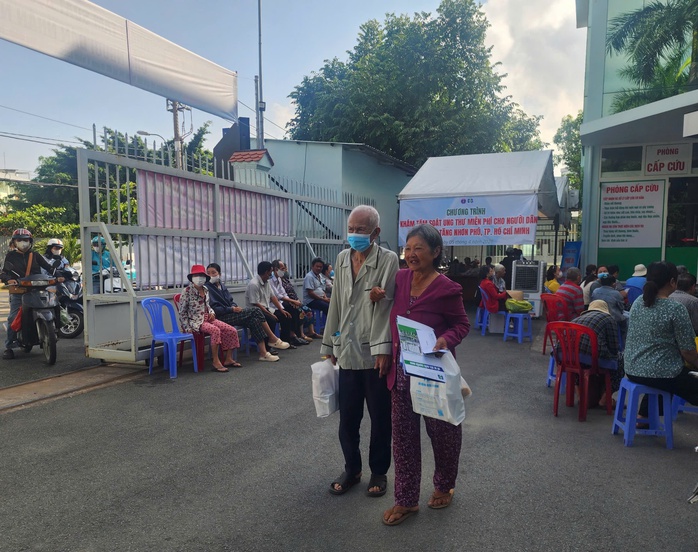 Hai vợ chồng U80 lần đầu được kh&aacute;m sức khỏe  - Ảnh 1.