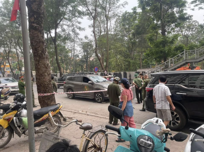 T&agrave;i xế &ocirc; t&ocirc; c&ocirc;ng nghệ bị tấn c&ocirc;ng tại H&agrave; Nội: Bị khống chế NGAY tại chỗ - Ảnh 1.