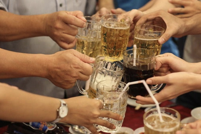 Phạt &Eacute;p uống rượu bia l&ecirc;n đến 3 triệu đồng Theo Nghị định 90 năm 2026 - Ảnh 1.