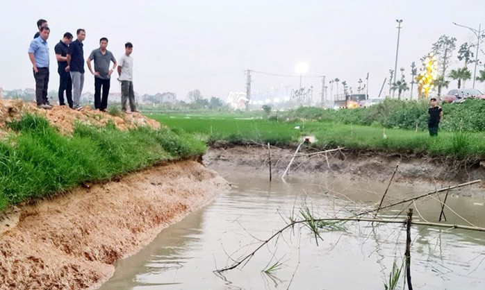 Ph&aacute;t hiện thi thể nam thanh ni&ecirc;n ở ven đường - Ảnh 1.