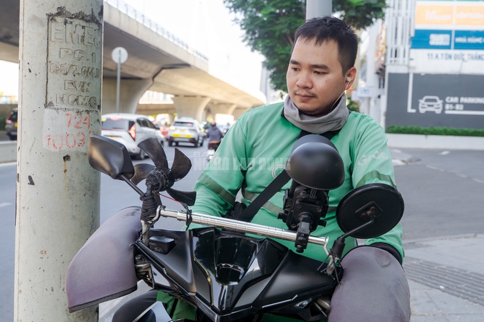 VIDEO: Nhiệt độ TPHCM đạt ngưỡng 38°C, người dân nhọc nhằn mưu sinh dưới nắng gắt - Ảnh 7.