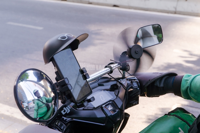 VIDEO: Nhiệt độ TPHCM đạt ngưỡng 38°C, người dân nhọc nhằn mưu sinh dưới nắng gắt - Ảnh 8.