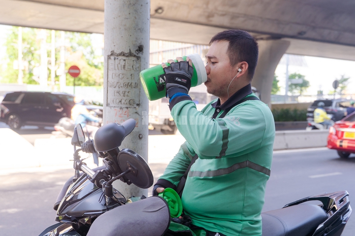 VIDEO: Nhiệt độ TPHCM đạt ngưỡng 38°C, người dân nhọc nhằn mưu sinh dưới nắng gắt - Ảnh 9.