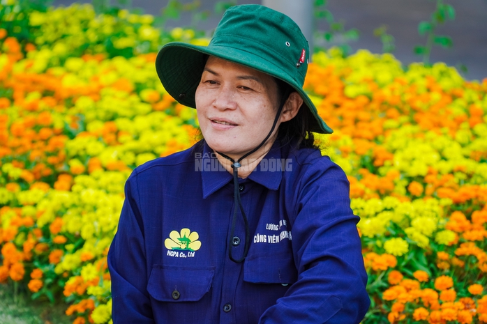 VIDEO: Nhiệt độ TPHCM đạt ngưỡng 38°C, người dân nhọc nhằn mưu sinh dưới nắng gắt - Ảnh 5.