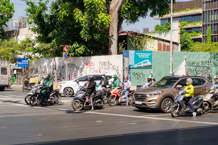 VIDEO: Nhiệt độ TPHCM đạt ngưỡng 38°C, người dân nhọc nhằn mưu sinh dưới nắng gắt - Ảnh 2.