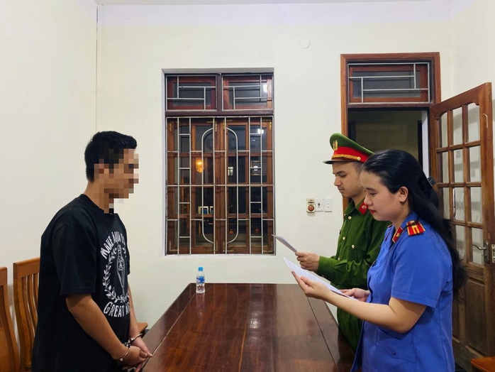 Clip ghi lại khoảnh khắc nam thanh niên nhẹ nhàng “cuỗm” xe máy điện của khổ chủ - Ảnh 1. Clip ghi lại khoảnh khắc nam thanh niên nhẹ nhàng “cuỗm” xe máy điện của khổ chủ - Ảnh 1.