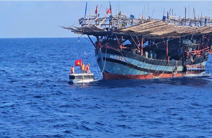 Cứu 36 ngư dân Quảng Ngãi ở Trường Sa - Ảnh 1.
