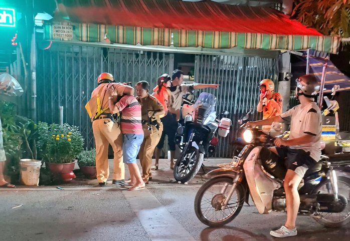 Nh&oacute;m người cản trở CSGT tại TPHCM: H&agrave;nh vi chống đối g&acirc;y ch&uacute; &yacute; - Ảnh 1.