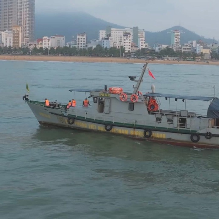 Huy động t&agrave;u c&aacute; thả lưới t&igrave;m nam sinh lớp 12 mất t&iacute;ch tr&ecirc;n biển Quy Nhơn - Ảnh 2.