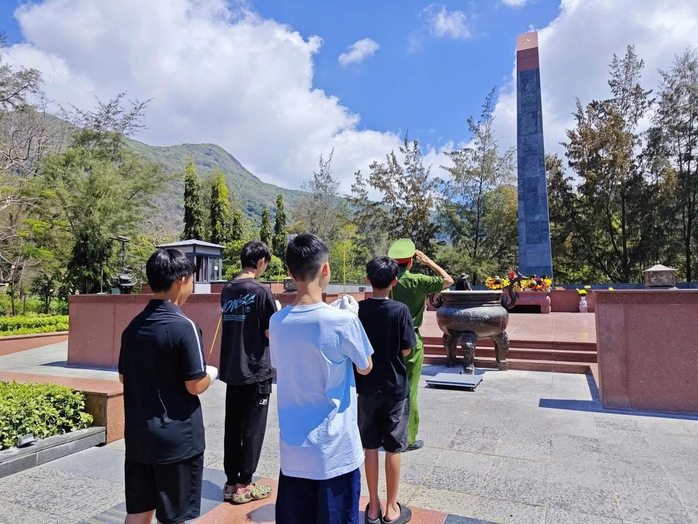 Côn Đảo: Tổ chức cho học sinh chưa ngoan quét dọn ở Nghĩa trang Hàng Dương - Ảnh 1.