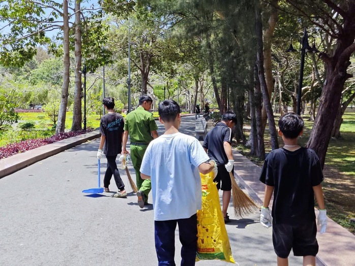 Côn Đảo: Tổ chức cho học sinh chưa ngoan quét dọn ở Nghĩa trang Hàng Dương - Ảnh 2.
