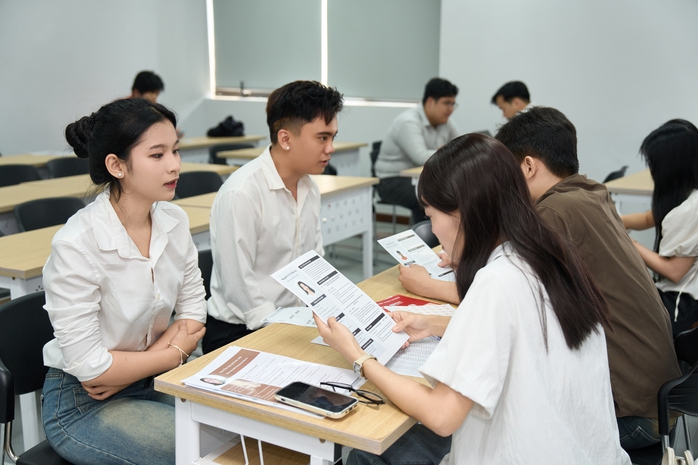 Sinh viên "thử lửa" tuyển dụng với 25 doanh nghiệp - Ảnh 1.