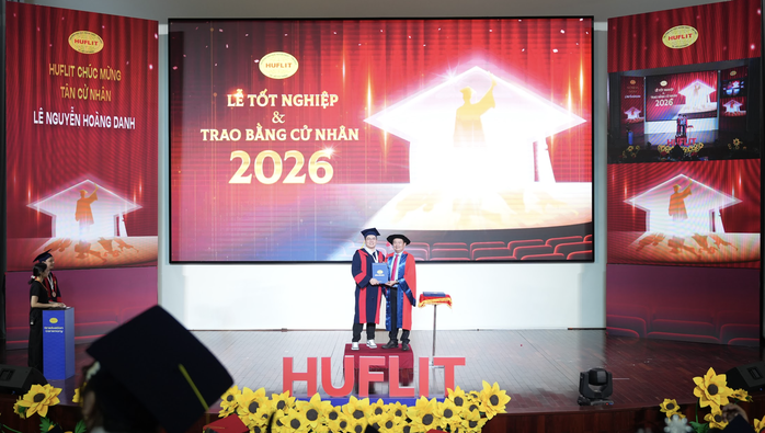 H&agrave;nh trang "b&atilde;o gi&ocirc;ng" v&agrave; lời thơ tặng t&acirc;n cử nh&acirc;n của Hiệu trưởng HUFLIT - Ảnh 1.