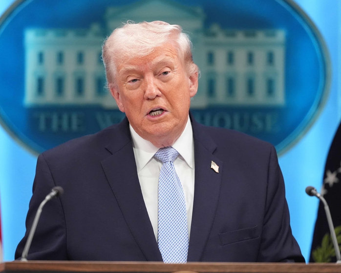 &Ocirc;ng Donald Trump họp b&aacute;o, n&oacute;i về chiến dịch giải cứu "lịch sử" - Ảnh 1.