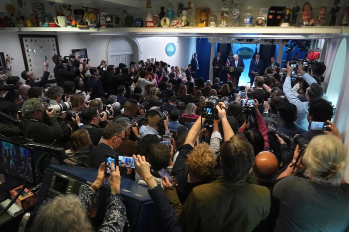 &Ocirc;ng Donald Trump họp b&aacute;o, n&oacute;i về chiến dịch giải cứu "lịch sử" - Ảnh 3.