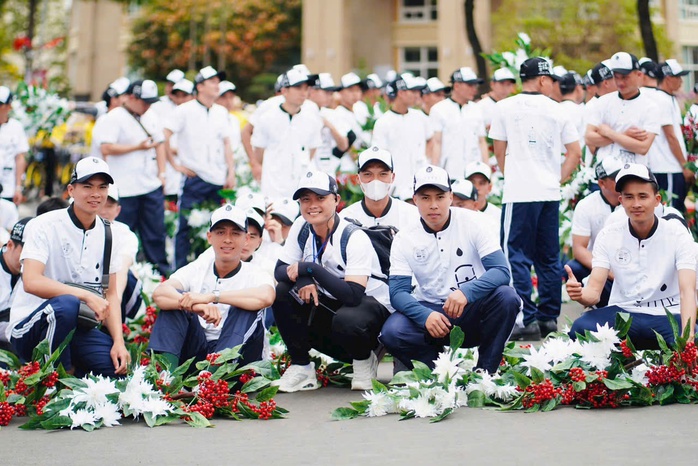 Bi&ecirc;n đạo m&uacute;a Vĩnh Khương khoe vẻ đẹp "ch&agrave;ng thơ" - Ảnh 17.