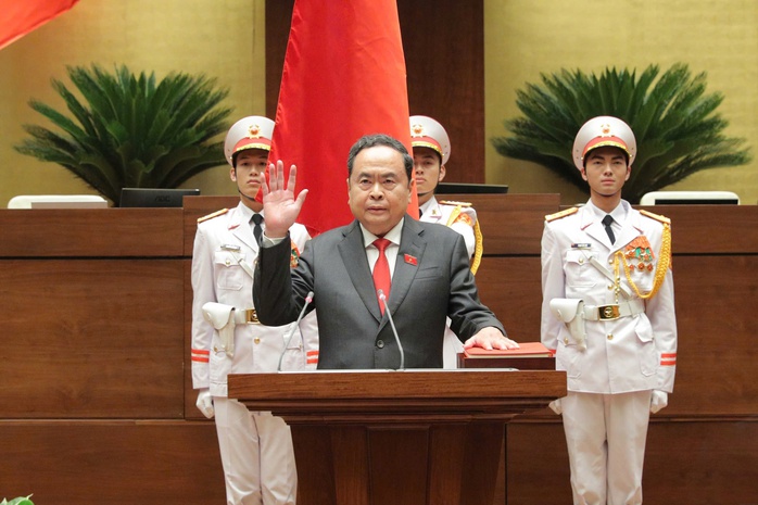 C&aacute;c nh&agrave; l&atilde;nh đạo ch&uacute;c mừng Chủ tịch Quốc hội Trần Thanh Mẫn - Ảnh 1.