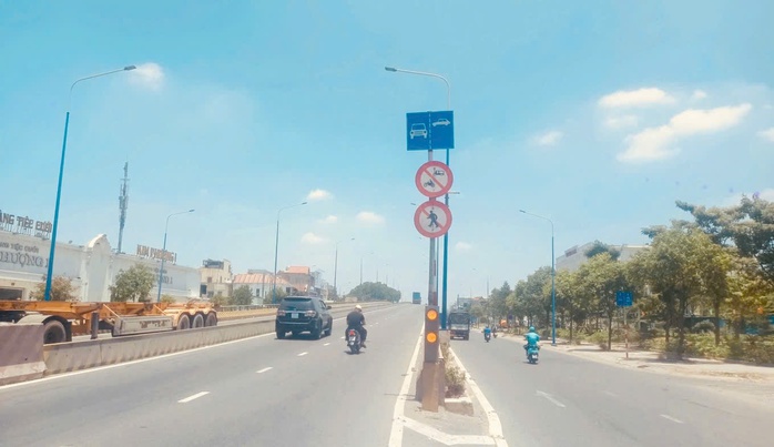 TP . HCM cấm xe m&aacute;y chạy l&ecirc;n cầu vượt ng&atilde; tư 550 để đảm bảo an to&agrave;n giao th&ocirc;ng - Ảnh 1.