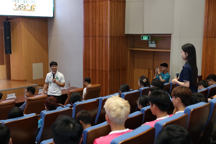 Nguyễn Công Phượng tiếp động lực cho bóng hồng sân cỏ ở ĐH Kinh tế TPHCM - Ảnh 3.