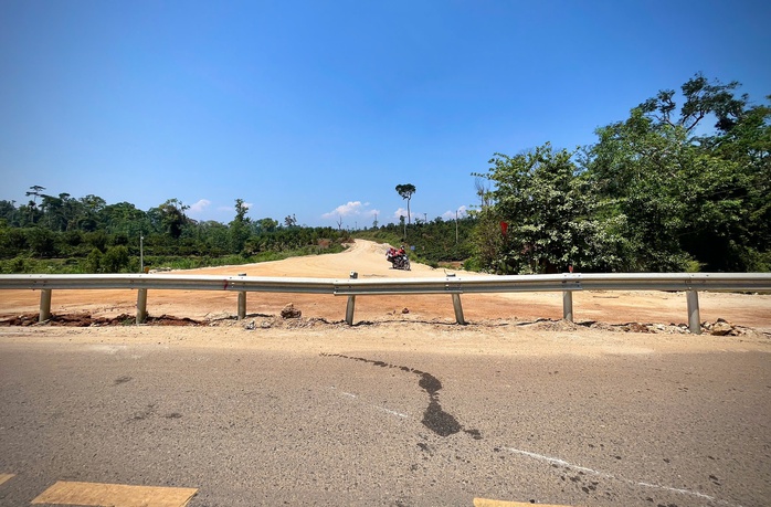 Đường 135 tỉ đồng vừa l&agrave;m xong đ&atilde; bị "b&iacute;t cửa" - Ảnh 1.