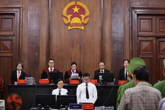 Bắt đầu x&eacute;t xử 22 bị c&aacute;o "ph&ugrave; ph&eacute;p" khu đất 39-39B Bến V&acirc;n Đồn - Ảnh 1.