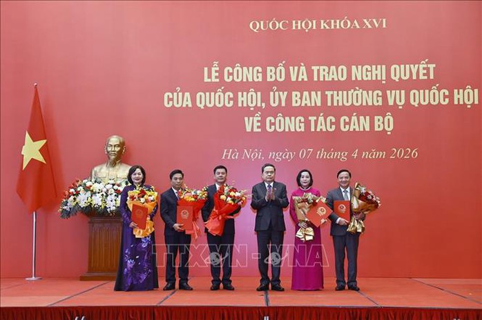 Chủ tịch Quốc hội trao Nghị quyết c&ocirc;ng t&aacute;c c&aacute;n bộ năm 2026 - Ảnh 1.