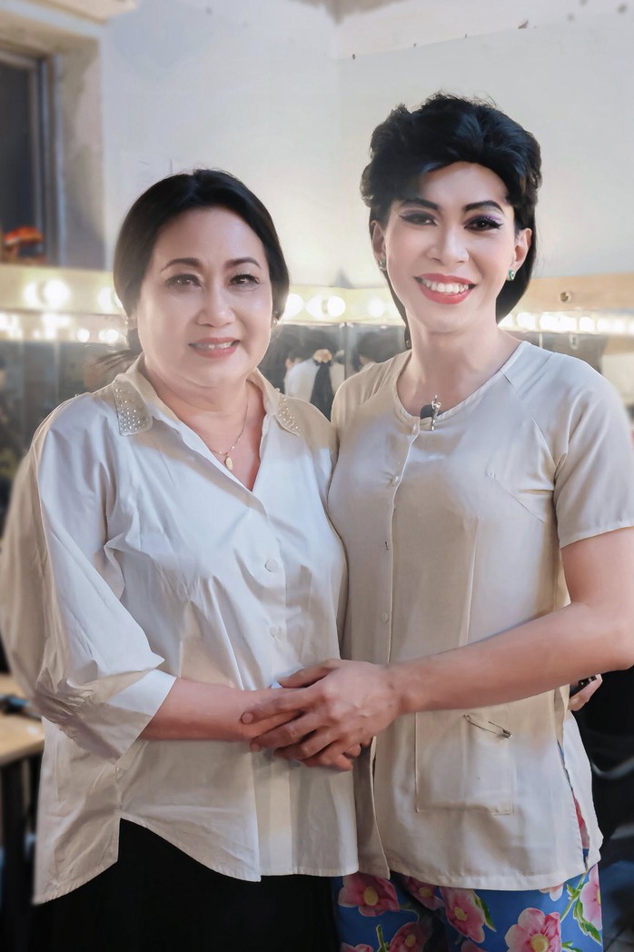 Thanh Hằng xem "Gánh hát về khuya", thương phận đời nghệ sĩ - Ảnh 1.