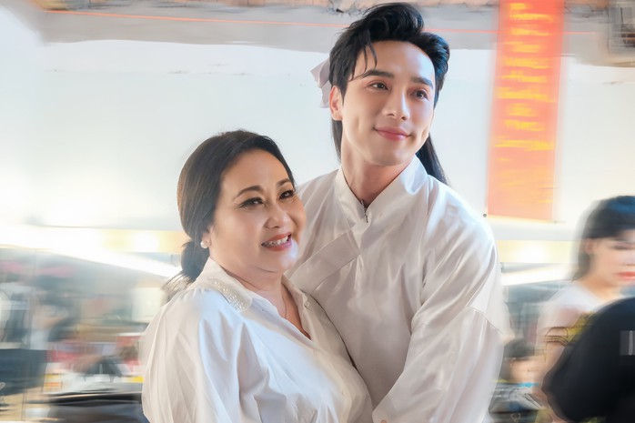 Thanh Hằng xem "Gánh hát về khuya", thương phận đời nghệ sĩ - Ảnh 4.