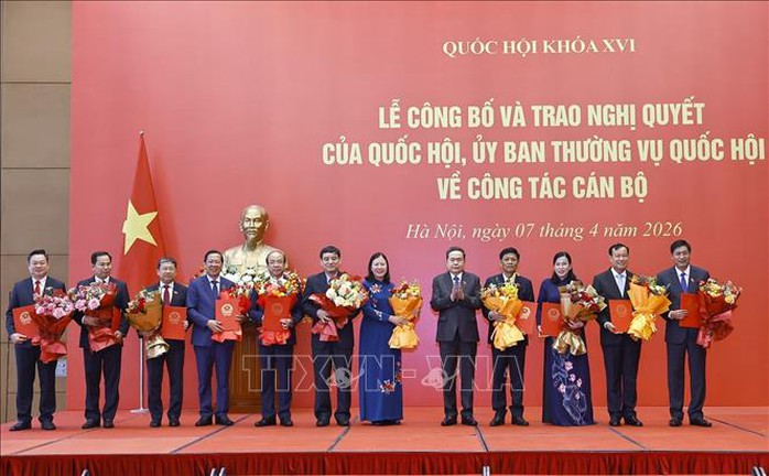 Chủ tịch Quốc hội trao Nghị quyết c&ocirc;ng t&aacute;c c&aacute;n bộ năm 2026 - Ảnh 2.