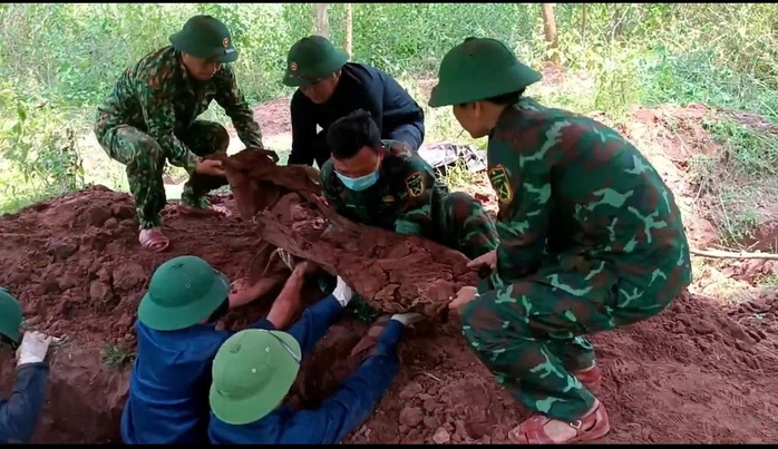 Ph&aacute;t hiện h&agrave;i cốt liệt sĩ tại D&acirc;n h&oacute;a , Quảng Trị: Quy tập liệt sĩ giữa n&uacute;i rừng - Ảnh 2.