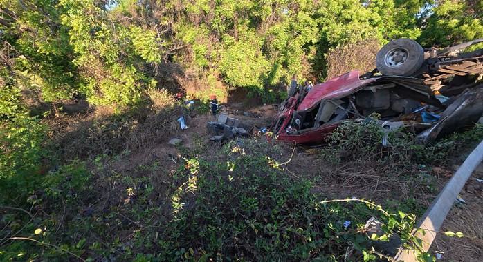 Sức khỏe c&aacute;c nạn nh&acirc;n vụ xe kh&aacute;ch lao xuống vực l&agrave;m 4 người tử vong - Ảnh 2.