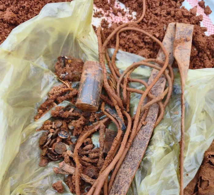 Tiếp tục ph&aacute;t hiện di vật nghi chứa th&ocirc;ng tin quan trọng ch&ocirc;n c&ugrave;ng h&agrave;i cốt liệt sĩ  - Ảnh 1.