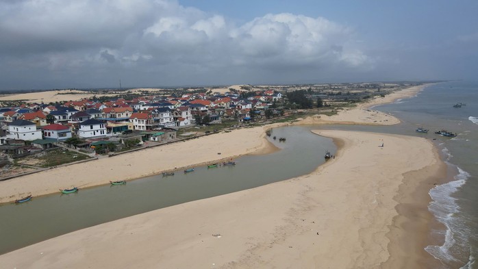 Cửa s&ocirc;ng bị bồi lấp khiến h&agrave;ng trăm t&agrave;u c&aacute; nằm bờ - Ảnh 1.