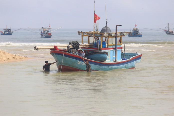 Cửa s&ocirc;ng bị bồi lấp khiến h&agrave;ng trăm t&agrave;u c&aacute; nằm bờ - Ảnh 2.