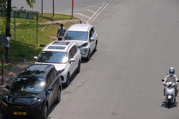 3 Ô tô tông liên hoàn trên cầu Sài Gòn gây ùn tắc giao thông nghiêm trọng - Ảnh 1. 3 Ô tô tông liên hoàn trên cầu Sài Gòn gây ùn tắc giao thông nghiêm trọng - Ảnh 1.