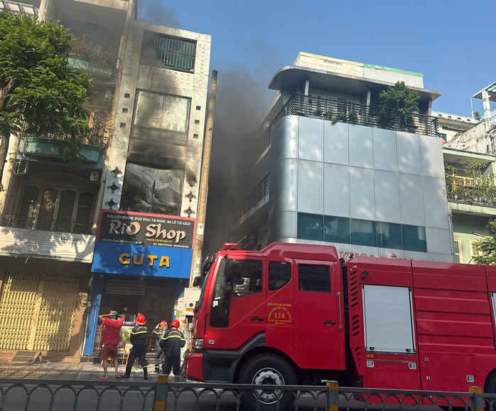 Cháy nhà 4 tầng ở đường Lê Hồng Phong , TPHCM gây hoang mang Ngày 7 - 4 - 2026 - Ảnh 2. Cháy nhà 4 tầng ở đường Lê Hồng Phong , TPHCM gây hoang mang Ngày 7 - 4 - 2026 - Ảnh 2.