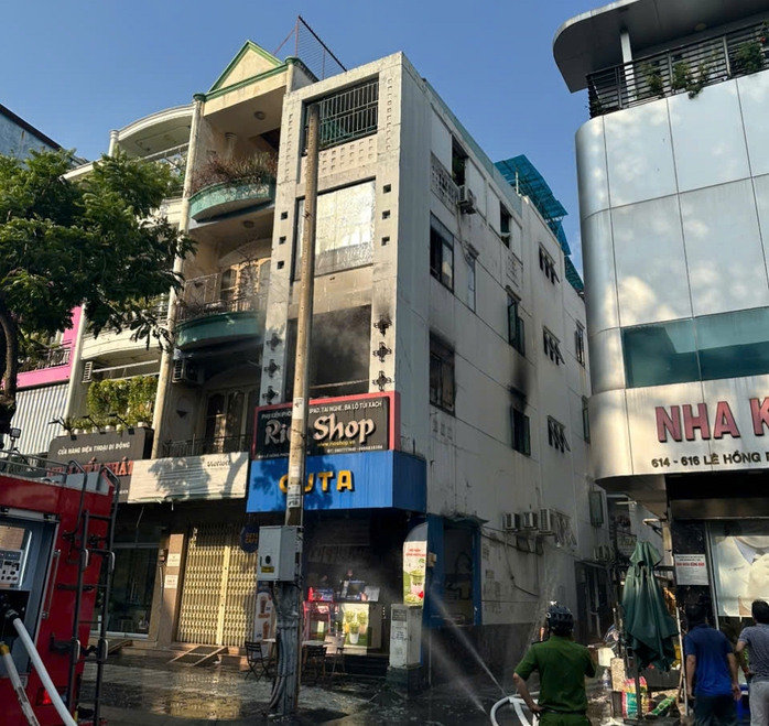 Cháy nhà 4 tầng ở đường Lê Hồng Phong , TPHCM gây hoang mang Ngày 7 - 4 - 2026 - Ảnh 1. Cháy nhà 4 tầng ở đường Lê Hồng Phong , TPHCM gây hoang mang Ngày 7 - 4 - 2026 - Ảnh 1.