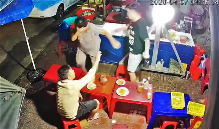 Kết quả x&aacute;c minh ban đầu vụ đ&aacute;nh phụ nữ trong qu&aacute;n ăn khuya ở Gia Lai - Ảnh 1.