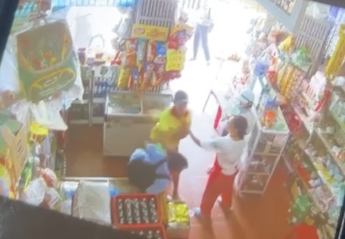 Nam sinh bị người đ&agrave;n &ocirc;ng đ&aacute;nh tới tấp tại quầy tạp h&oacute;a - Ảnh 1.