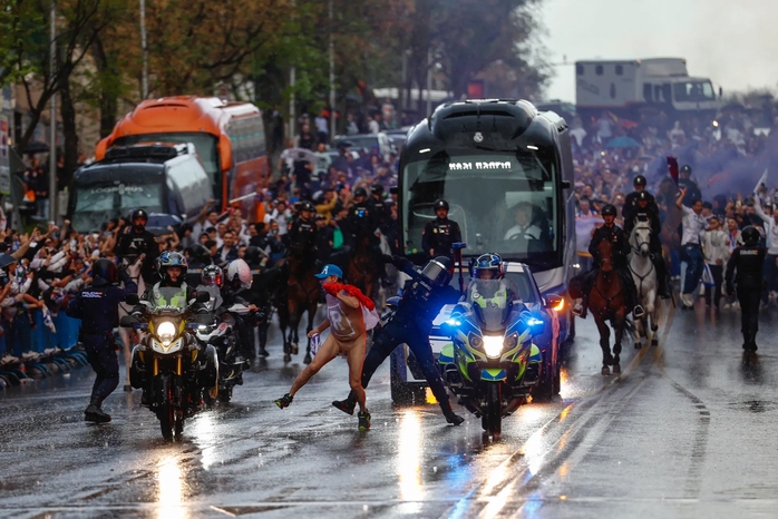 Đ&ecirc;m &ldquo;hỗn loạn&rdquo; từ đường phố đến s&acirc;n Bernabeu của Real Madrid - Ảnh 1.