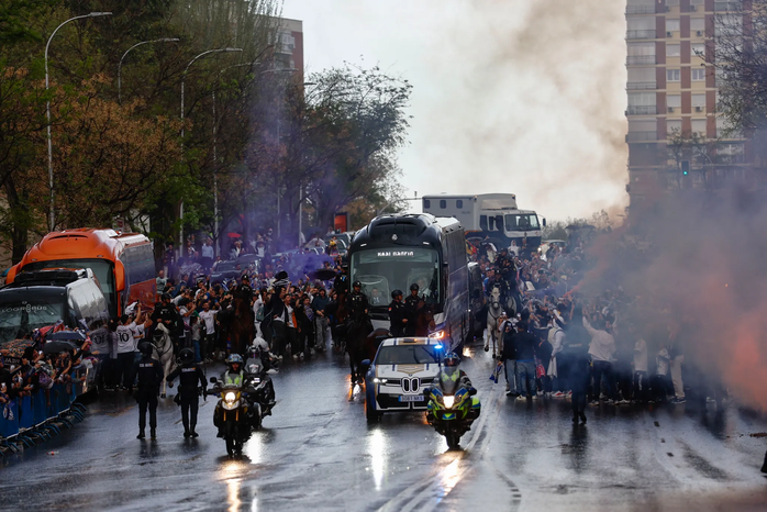 Đ&ecirc;m &ldquo;hỗn loạn&rdquo; từ đường phố đến s&acirc;n Bernabeu của Real Madrid - Ảnh 2.