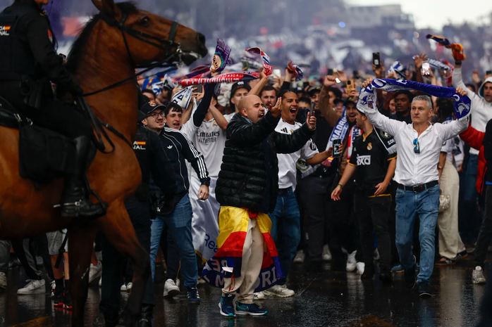 Đ&ecirc;m &ldquo;hỗn loạn&rdquo; từ đường phố đến s&acirc;n Bernabeu của Real Madrid - Ảnh 3.