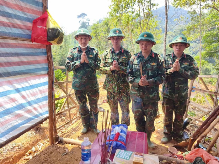 Tiếp tục ph&aacute;t hiện di vật nghi chứa th&ocirc;ng tin quan trọng ch&ocirc;n c&ugrave;ng h&agrave;i cốt liệt sĩ  - Ảnh 2.