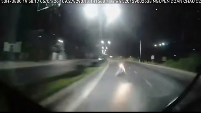 Tai nạn thương t&acirc;m tại Đắk Lắk khi xe m&aacute;y đi ngược chiều t&ocirc;ng xe kh&aacute;ch - Ảnh 1.