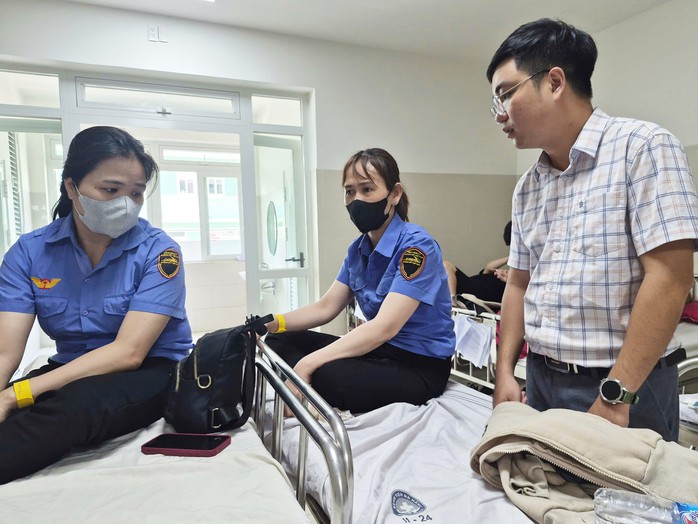 CLIP: Nữ nh&acirc;n vi&ecirc;n g&aacute;c chắn ở Đ&agrave; Nẵng: "Ch&uacute;ng t&ocirc;i bị đ&aacute;nh đến hoảng loạn, cho&aacute;ng v&aacute;ng" - Ảnh 1.