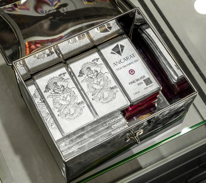 Gi&aacute; bạc h&ocirc;m nay 8-4: Tăng vọt theo v&agrave;ng, xấp xỉ 3 triệu đồng/lượng - Ảnh 1.